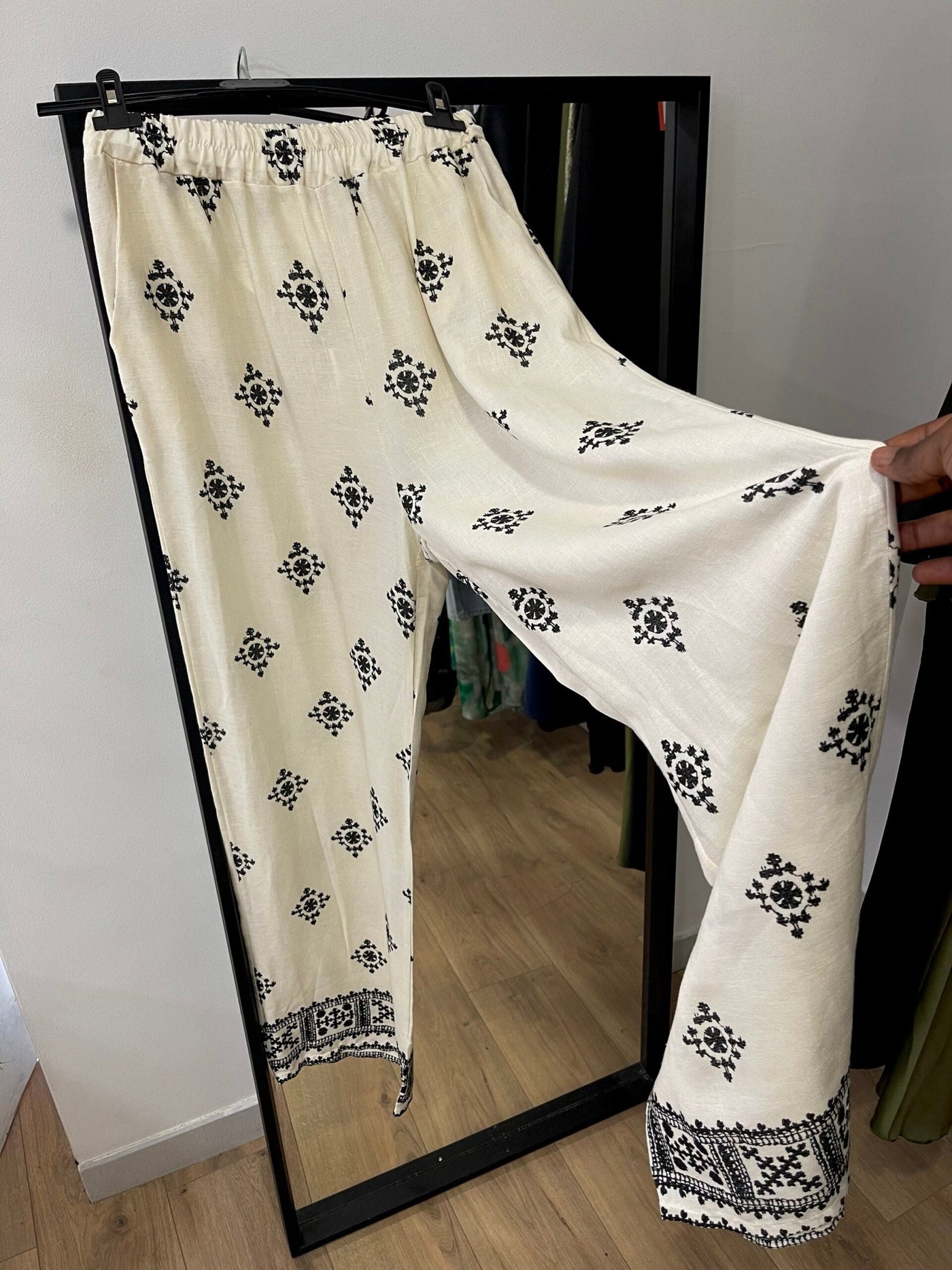 Pantalon en lin blanc à motifs